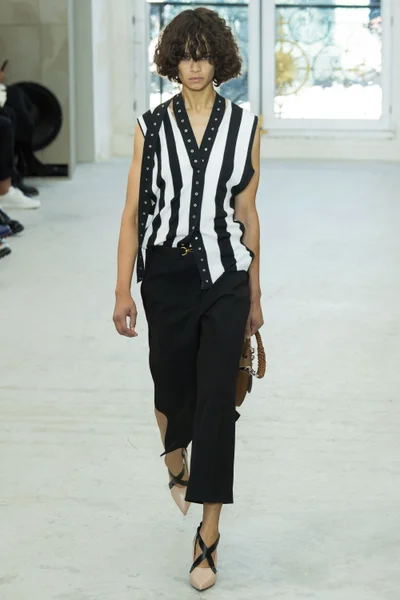 Look 16